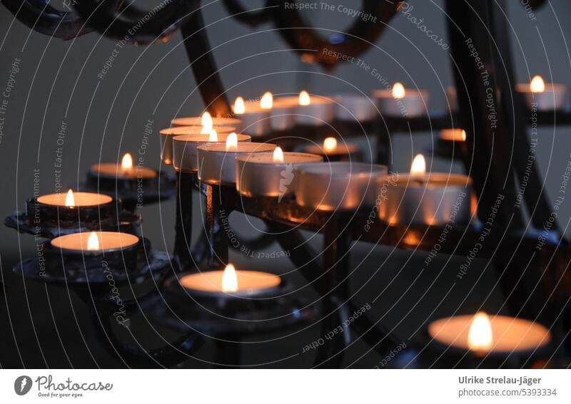 Kerzenlicht in einer Kirche Licht Hoffnung Glaube Teelichter Flamme Feuerschein Kerzenständer Kerzenschein Kerzenflamme leuchten brennen besinnlich
