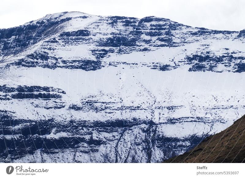 schneebedeckte Färöer Insel Färöerinseln Färöer Inseln Steilwand Färöer-Inseln Felsen Felseninsel Schafsinseln Felsufer Felshügel unbewohnt felsig Berghang