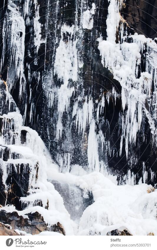 Wasserfallausschnitt mit bizarren Eisformen auf Island eingefroren eisig kalt eiskalt Eiszapfen bizarre Eisformen Frost Eisfiguren Wasserkaskade abstrakt Formen
