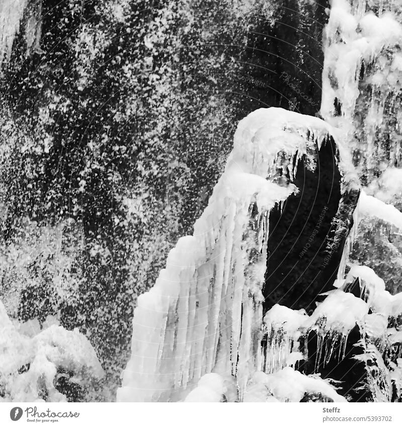 Wasser, Schnee und besondere Eisformen auf Island isländisch Islandreise Wasserfall Wasserfallausschnitt fallendes Wasser Gufufoss Eisschmelze Eisfigur