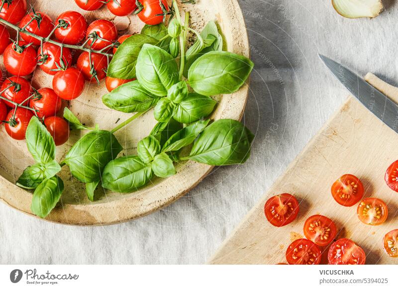 Kochen mit Tomaten und Basilikum , Ansicht von oben Essen zubereiten Draufsicht Overhead Italienische Küche Zutaten Blätter Kraut Vegetarier Tisch roh
