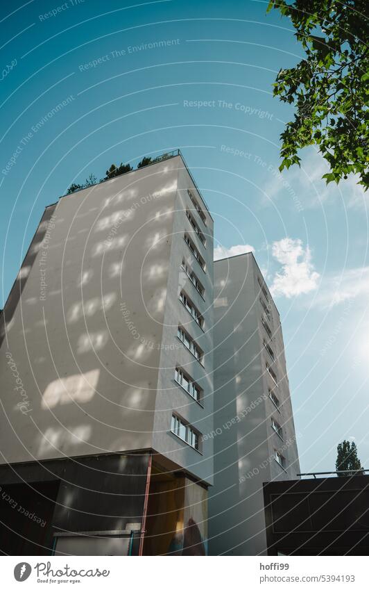 Hochhaus im Schatten mit Lichtreflexionen an einem schönen Sommertag Reflexion & Spiegelung Lichterscheinung Sonnenlicht Sonnenstrahlen Fassade Kontrast