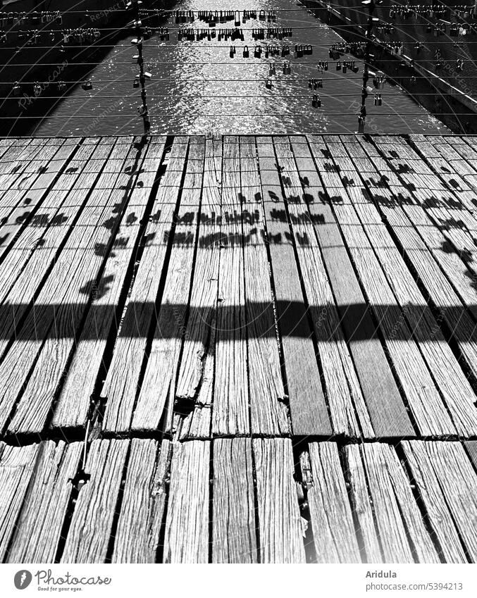 Liebesschlösser an Kanalbrücke werfen Schatten auf den Holzsteg s/w Brücke Schattenspiel Steg Wasser Hamburg Hafen Abend Licht Geländer Gegenlicht