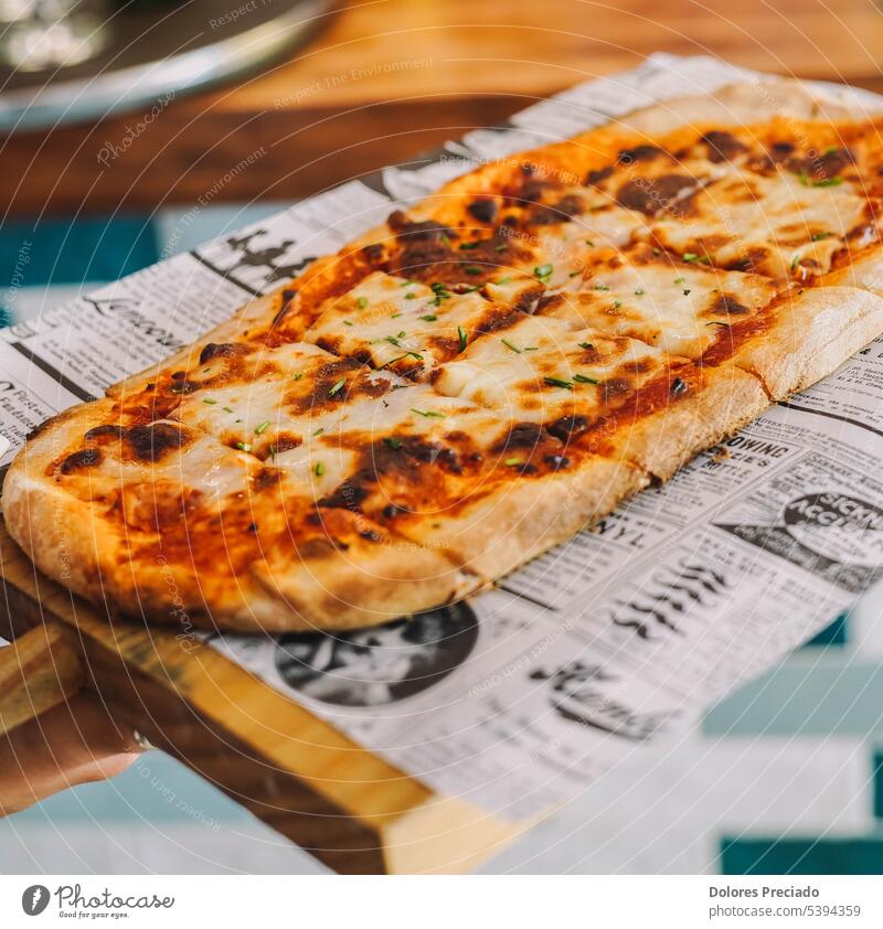 Hausgemachte italienische Pizza mit hochwertigen Zutaten Hintergrund backen Bäcker Bäckerei Käse Küchenchef Nahaufnahme Koch Essen zubereiten lecker Abendessen