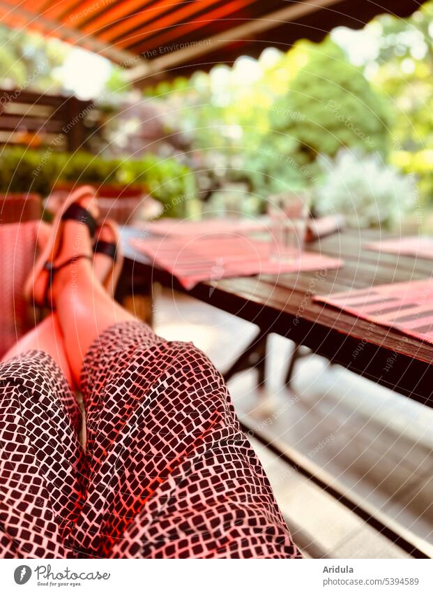 Dauerbrenner | Füße hochlegen Beine ausruhen entspannen Erholung Sommer Fuß Terrasse Frau liegen Garten Tisch Markise Sandalen