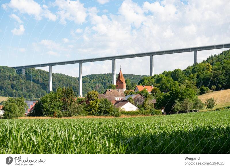 Autobahn mit Brücke über Kirche Geislingen Europabrücke Landschaft Landleben Infrastruktur Verkehr