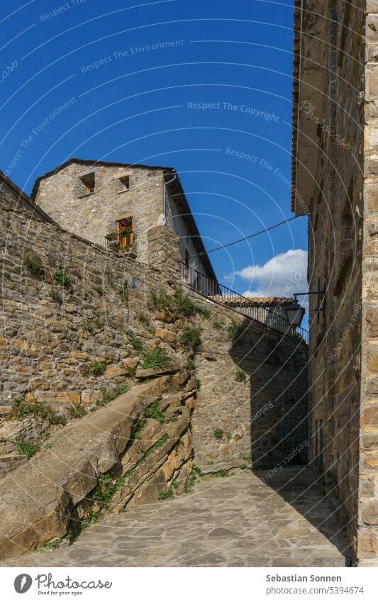 Straße mit Steinhäusern in dem mittelalterlichen Dorf Ainsa in den Pyrenäen, Aragonien, Spanien ainsa antik Huesca Architektur Gebäude reisen Wand traditionell