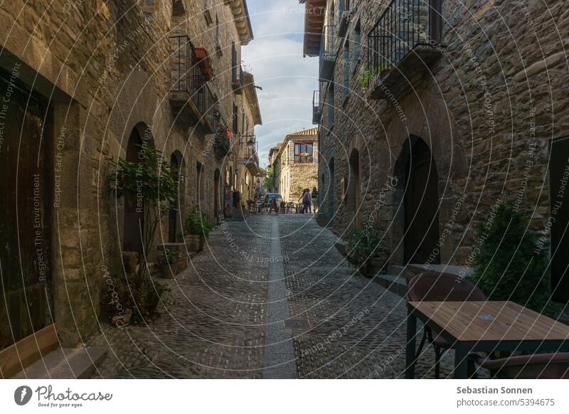 Straße mit Steinhäusern in dem mittelalterlichen Dorf Ainsa in den Pyrenäen, Aragonien, Spanien ainsa antik Huesca Architektur Gebäude reisen Wand traditionell