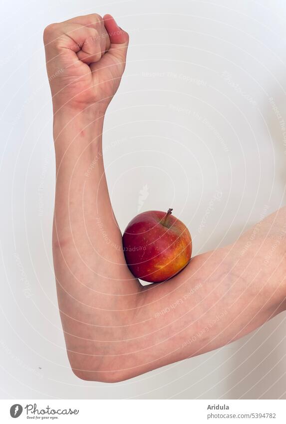 „Kalorienarm“ Arm Apfel stark Muskeln Kind Kinderarm gesund Gesundheit Obst Gesunde Ernährung Lebensmittel vitaminreich Vitamin C frisch Frucht lecker