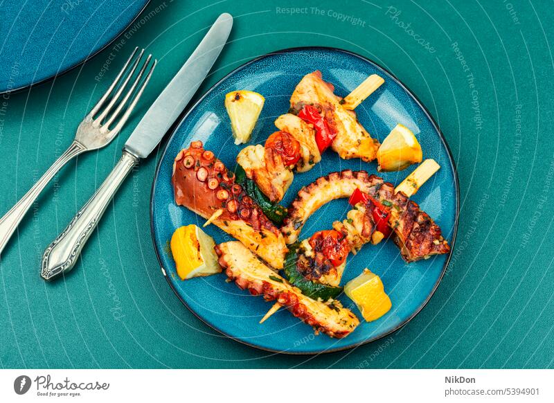 Spieße mit Meeresfrüchten, Tintenfisch am Spieß. Octopus Kebab gegrillt Tentakel gegrillter Oktopus Oktopus-Tentakel Molluske Kalamari Shish Kebab Barbecue