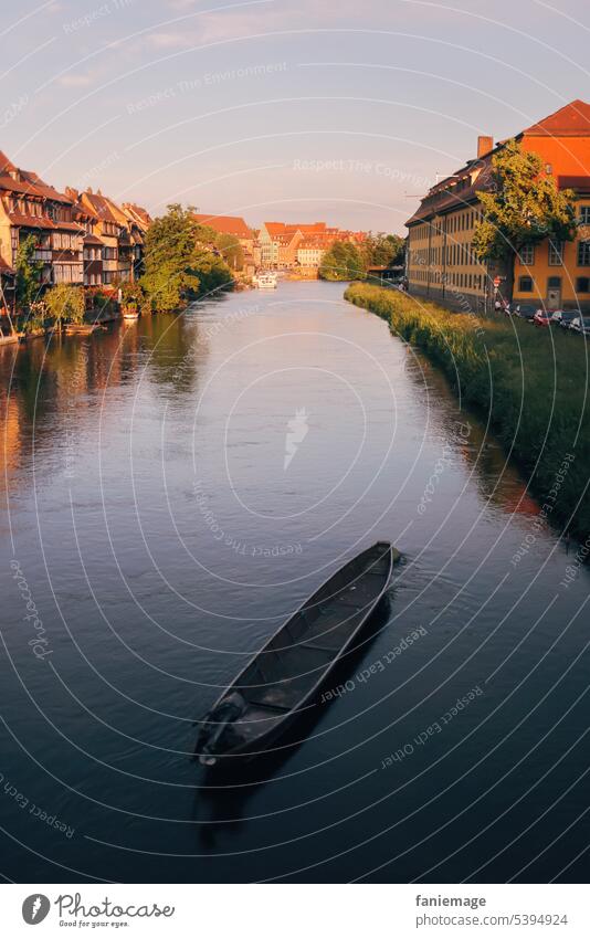 Boot in Bamberg, Bayern Stiefel Fluss holzboot Ufer Häuserrreihe idyllisch Idylle Wasser sonnenuntergang warme farben