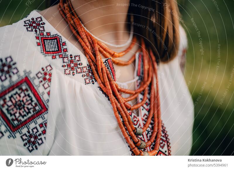 Ukrainische Frau in gesticktem Vyshyvanka-Kleid und alten Korallenperlen. abstrakt Accessoire attraktiv Hintergrund Wulst Perlen schön Schönheit Bijou