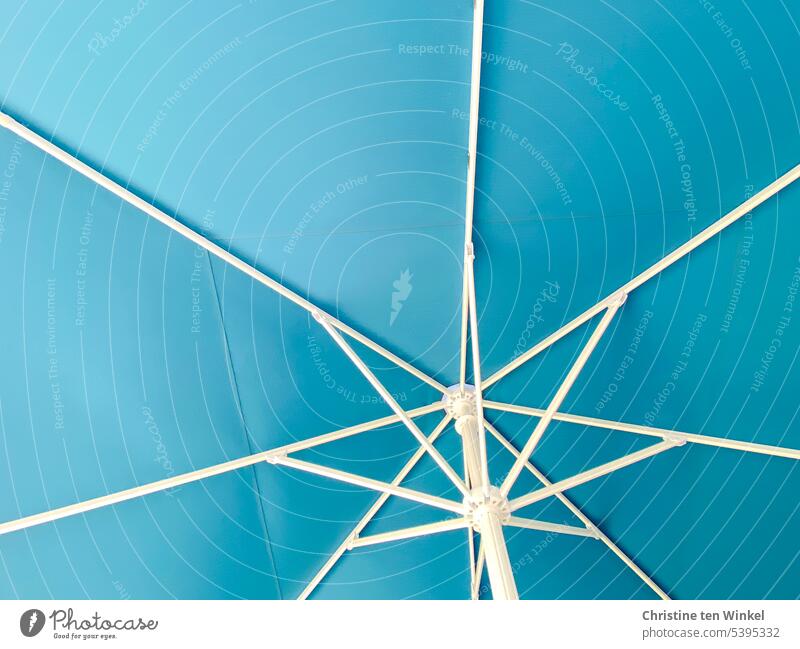 türkisblauer Sonnenschirm von unten betrachtet Sonnenschutz UV-Belastung Sommer Schutz Wetterschutz Strukturen & Formen Muster Gestänge Streben Schattenspender