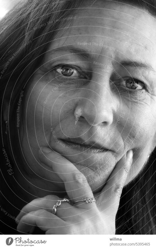 Respekt fängt beim Zuhören an Porträt Frau Gesicht Nachdenken nachdenklich Aufmerksamkeit Denken Depression Blickkontakt Hand Direktheit Grenzen setzen