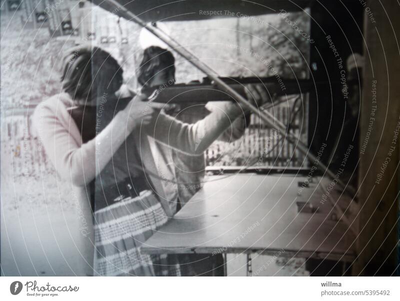 Junges Mädchen an der Schießbude, Analog-Fotografie Luftgewehr schießen analog Jugendliche altes Foto junges Mädchen Vergangenheit Erinnerung Nostalgie früher