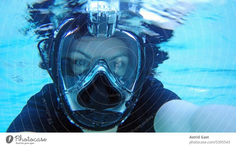 Unterwasserfoto von einer Frau mit Taucherbrille tauchen Unterwasseraufnahme Meer Wasser Schnorcheln Urlaub Meerwasser Sport sportlich unterwasserbrille