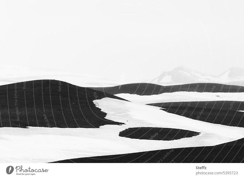 Schneeschmelze auf den Bergen auf Island Iceland Nordisland Norden melancholisch Schneeformen abstrakt Islandreise Urelemente kalt felsig Hügel weiß schwarz
