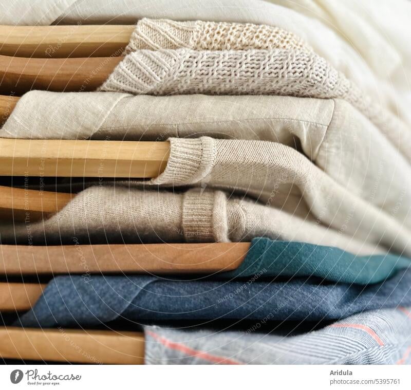 Kleidung hängt ordentlich auf Holzbügeln an einer Kleiderstange Bekleidung Mode Kleiderbügel Kleiderschrank hängen Oberteile Stoff Textil Sammlung Einzelhandel