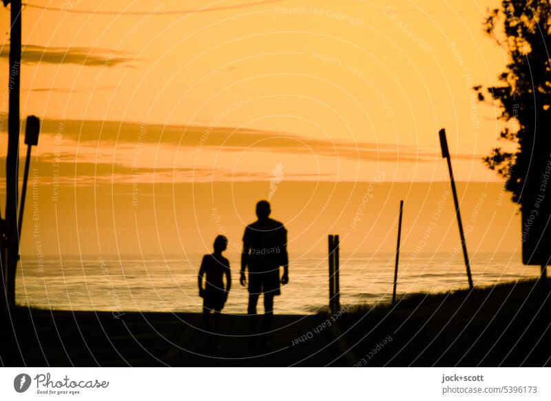 Morgenlicht für Vater und Sohn Sonnenlicht Mann Junge Sonnenaufgang Morgendämmerung Silhouette Gegenlicht Romantik Wärme Ferien & Urlaub & Reisen Erholung