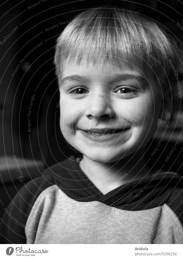 Dauerbrenner | schwarz-weiß Portrait Kind Junge Grinsen lachen Porträt Lächeln Gesicht Fröhlichkeit frech Zufriedenheit Glück Kindheit Nahaufnahme Sonnenlicht
