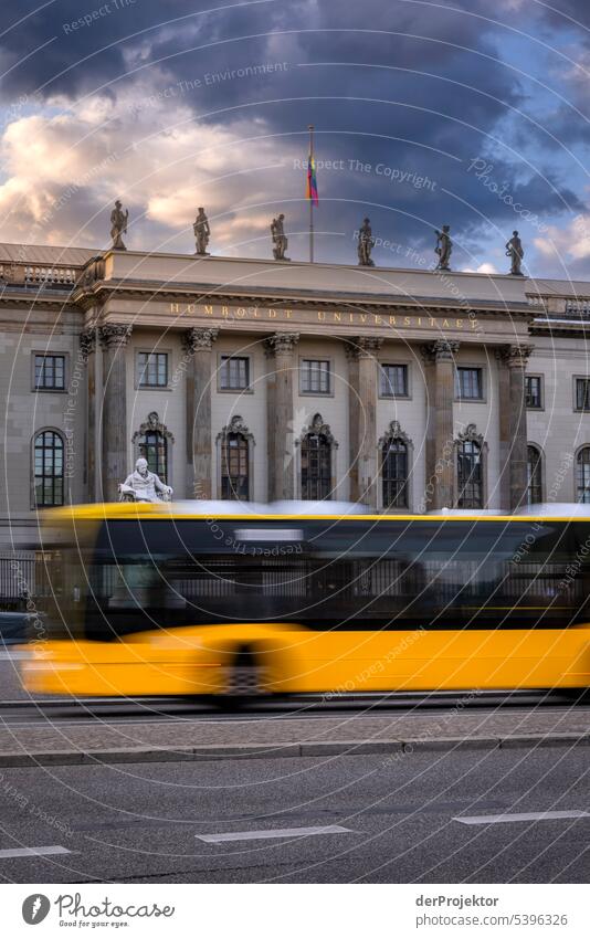 Blick auf die Humbolduniversität in Berlin, im Vordergrund fährt ein Bus durch das Bild Muster Strukturen & Formen Stadtzentrum Stadtleben urban Leidenschaft