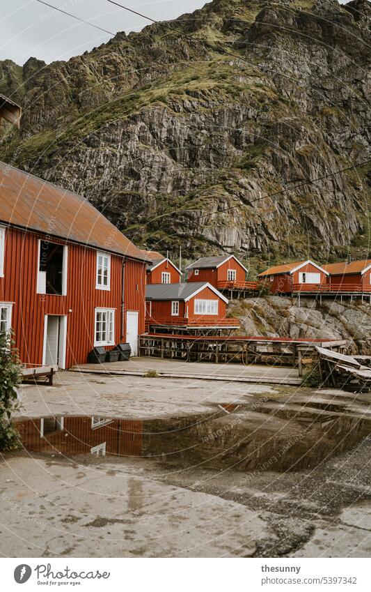Rote Holzhäuser in Norwegen Schwedenhaus Schwedenhäuser Holzhaus berghaus norwegische Natur Norwegenurlaub Norwegenliebe Berge Berge im Hintergrund Lofoten