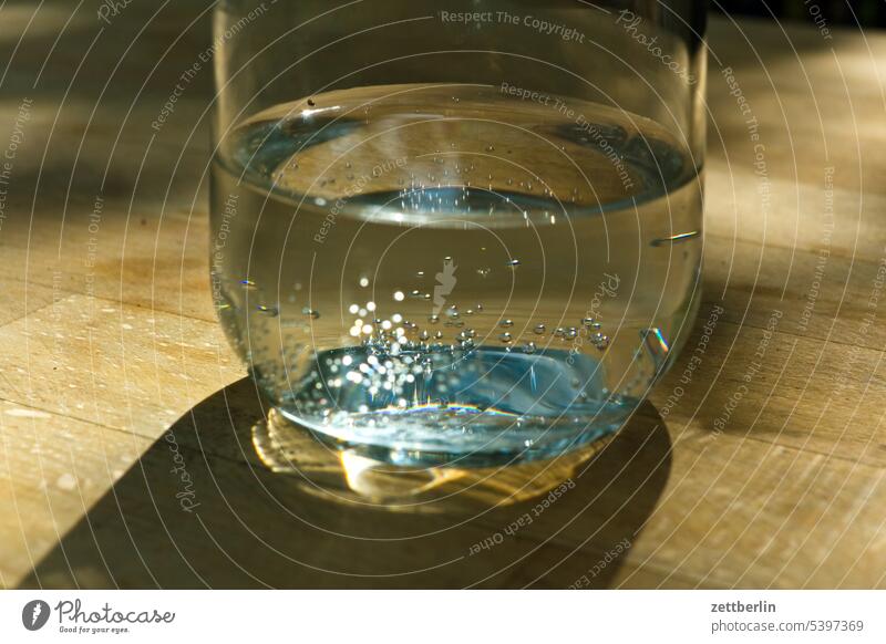 Wasser mit Sprudel glas wasser trinken getränk wasserglas glasware mineralwasser klares wasser quellwasser sprudel kohlensäure erfrischung durst ernährung essen