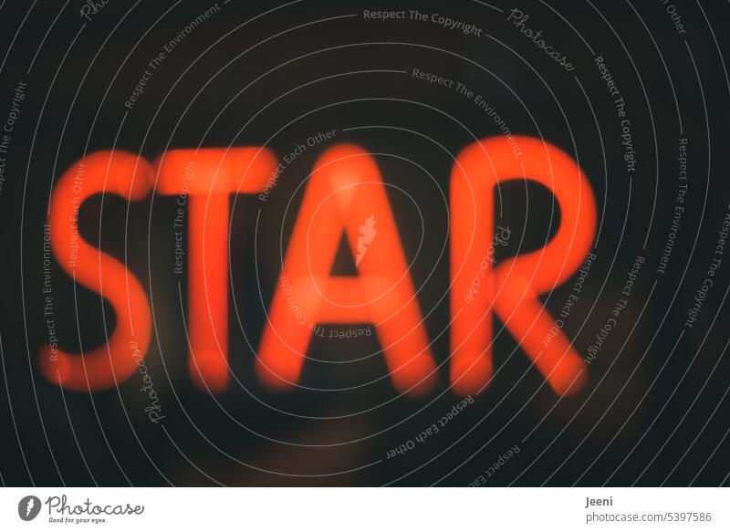 STAR Star berühmt Berühmtheit Business Show Fernsehen Film Musik Licht Wort rot Buchstaben Text Schilder & Markierungen leuchten verschwommen Werbung Schrift