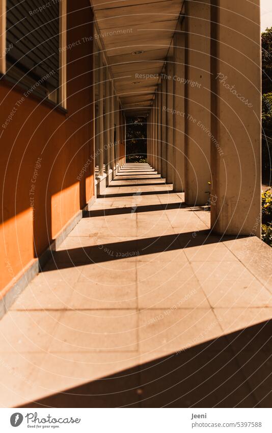 [Hansa BER 2022] Licht und Schatten in zentraler Lage Säulen Gebäude Zentralperspektive urban Sonnenlicht Sonnenstrahlen Strukturen & Formen Muster Hauptstadt