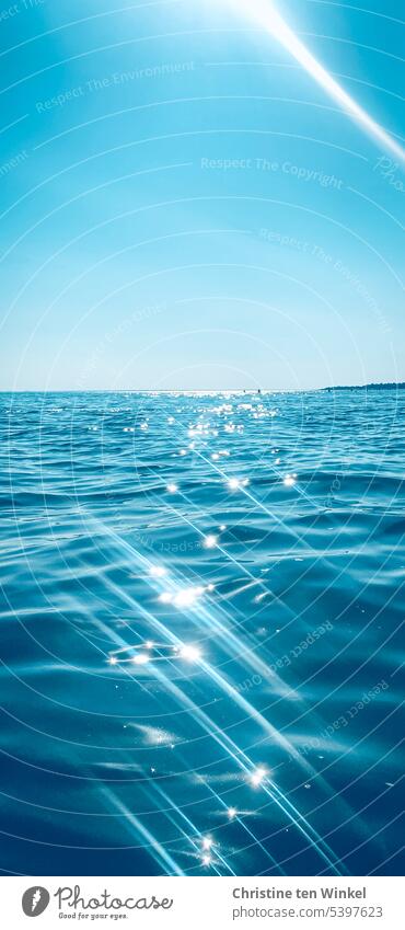 Glitzernde Nordsee im Gegenlicht Meer Wasser Sonnenlicht Schönes Wetter ruhiges Wetter glitzern Tag Hintergrundbild Lichtreflexe im Wasser glänzen schön