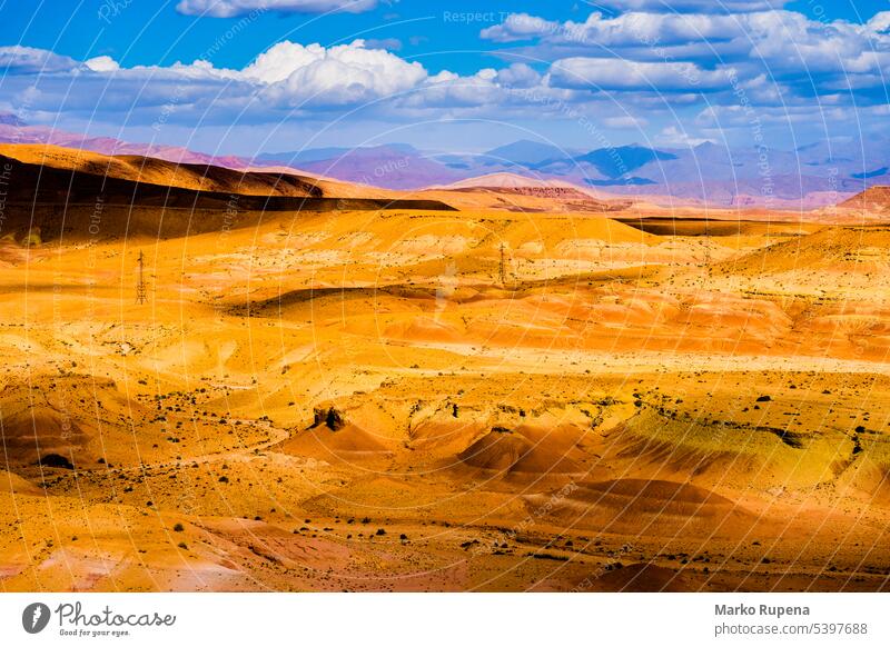 Malerische Landschaft mit orangefarbenen Sanddünen und Bergen in der Sahara-Wüste mit strahlend blauem Himmel und Wolken in Marokko Dunes Hügel Geologie Natur