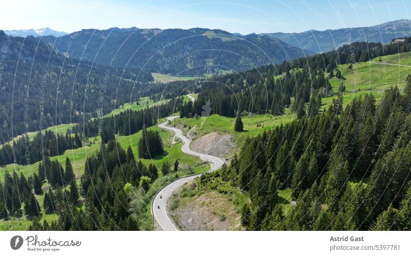 Drohnenaufnahme vom Riedbergpass in den Allgäuer Alpen drohnenansicht riedbergpass Straße gebirge allgäuer alpen Berge gebirgspass riedberger horn