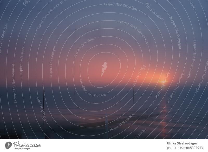 Norderney | friedlicher Sonnenuntergang an der Nordsee Abendstimmung Abenddämmerung Dämmerung Himmel ruhig beruhigend Wasser Meereslandschaft Idylle Horizont