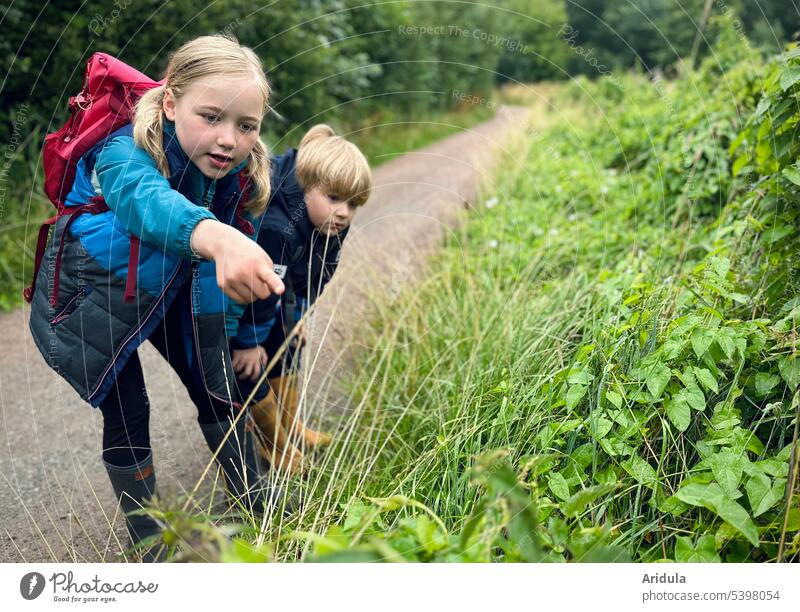 Dauerbrenner | Die Natur beobachten Kinder Mädchen Junge zeigen Finger wandern Wanderung suchen staunen lernen Kindheit daußen Weg Wiese Regen Sommer Erlebnis