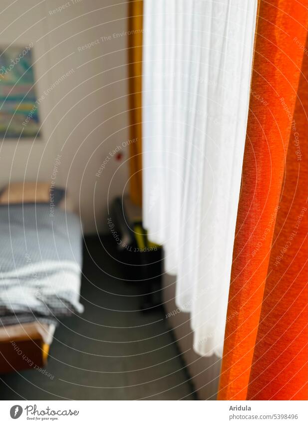 70er Schlafzimmer | Gardine und Vorgang vor dem Fenster Vorhang orange Bett unscharf Faltenwurf Licht Sonnenschein 70er Jahre Stoff Textilien Wohnung