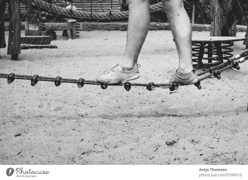 Person balanciert über ein Seil auf dem Spielplatz balancieren Beine Balance Gleichgewicht Balanceakt Mensch Bewegung Sommer