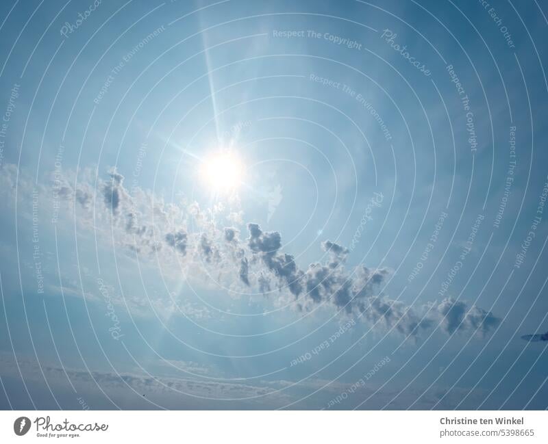 strahlender Sonnenschein und leicht bewölkter Himmel Sonnenstrahlen himmelblau weiß Schönes Wetter Natur Wölkchen wetter Kontrast Wolken Licht Sonnenball