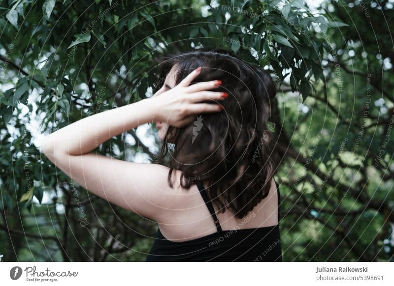 Frau griff sich in die Haare in der Natur 18-30 Jahre elegant Beautyfotografie Haarsträhne Melancholie Stil Rücken Arme authentisch Kopf Rückansicht langhaarig