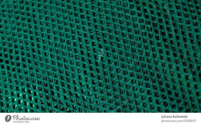 Grüner Stoff als Hintergrund Textfreiraum Textur Wellen Faser grün abstrakt Textil Farbe Baumwolle Hintergrundbild Farbfoto Bekleidung Nahaufnahme
