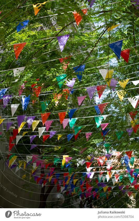 Bunte Girlanden auf einem Straßenfest in Barcelona Dekoration & Verzierung dekorieren festlich Feste & Feiern Feiertag Ferien & Urlaub & Reisen Farbe Party
