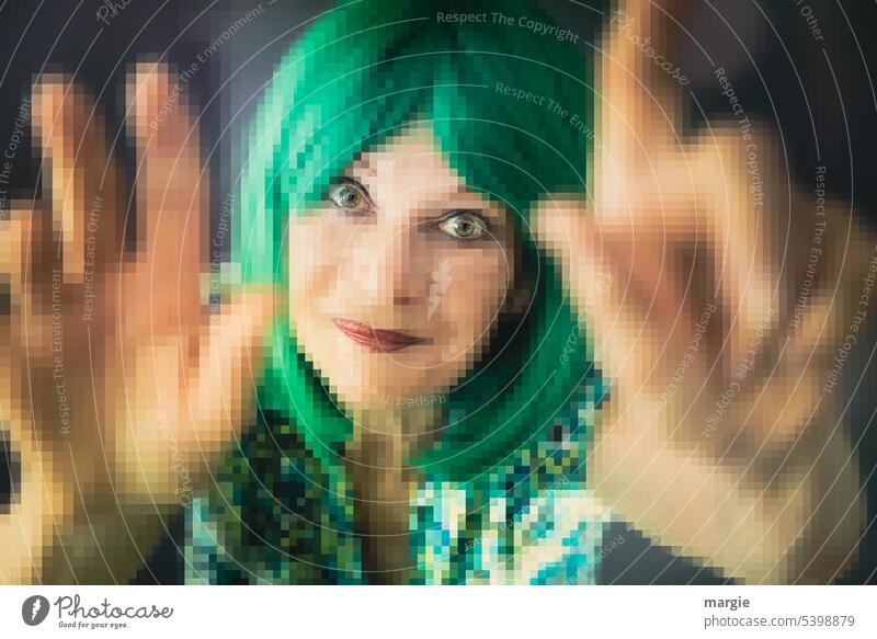 Eine erwartungsvolle Frau mit erhobenen Zeigefinger! Verpixelt Porträt Gesicht Mensch Blick feminin grüne Haare Hände Pixel pixelkunst Erwachsene Junge Frau