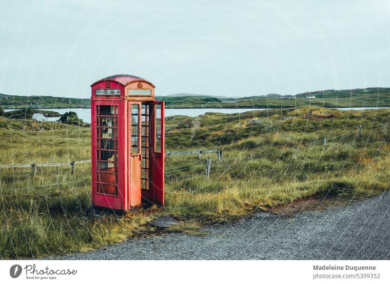 Rote, gusseiserne Telefonkabine auf der Insel Lewis in Schottland Telefonbox Harris und Lewis Äussere Hebriden telefonieren Symbol Europa Gusseisen anrufen
