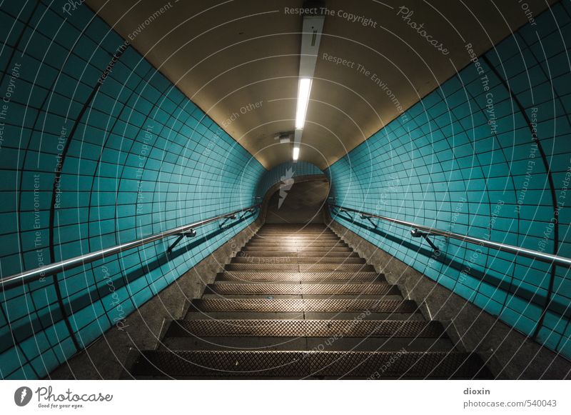 Going Underground Hauptstadt Stadtzentrum Menschenleer Tunnel Bauwerk Architektur Mauer Wand Treppe Treppengeländer Fliesen u. Kacheln Neonlicht Verkehr