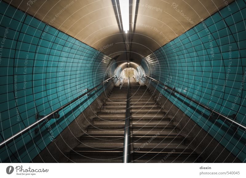 In die Röhre gucken Hauptstadt Stadtzentrum Menschenleer Tunnel Bauwerk Architektur Mauer Wand Treppe Treppengeländer Fliesen u. Kacheln Neonlicht Verkehr