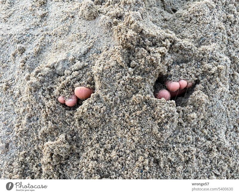 Wir dürfen jetzt nicht den Sand in den Kopf stecken | Großversuch Thementag Redewendung Außenaufnahme kopf in den sand stecken Kies Strand anonym eingegraben