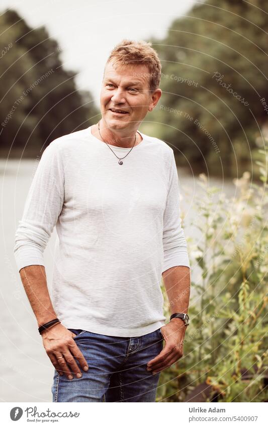 Mann im Moor Ausdruck gutaussehend attraktiv lässig Porträt weißes T-Shirt Jeanshose sympatisch lederarmband Armbanduhr menschlich Körper Menschen Person