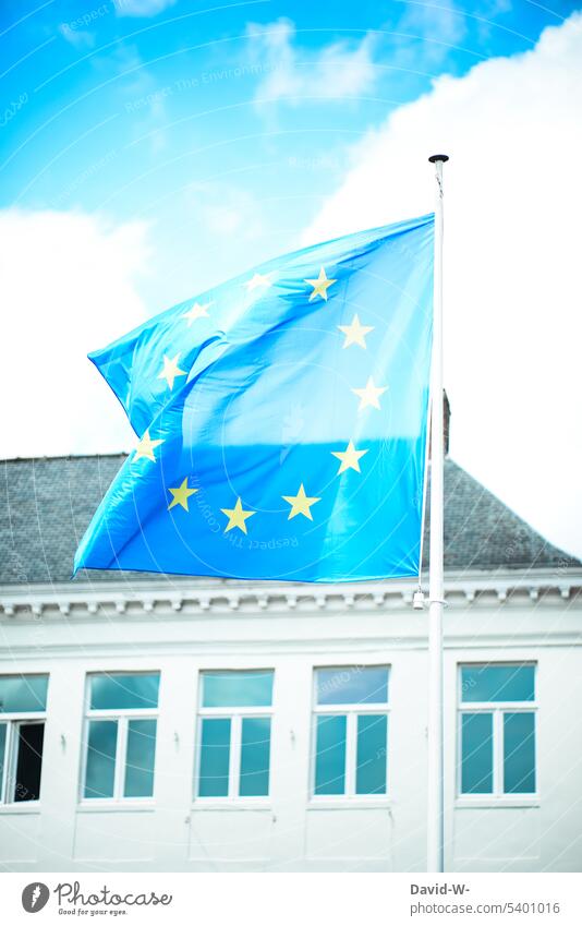 Europäische Flagge weht im Wind Europa wehen vereint Fahne Sterne blau Gebäude Himmel EU Politik & Staat Europafahne Europäische Union Fahnenmast Europaflagge