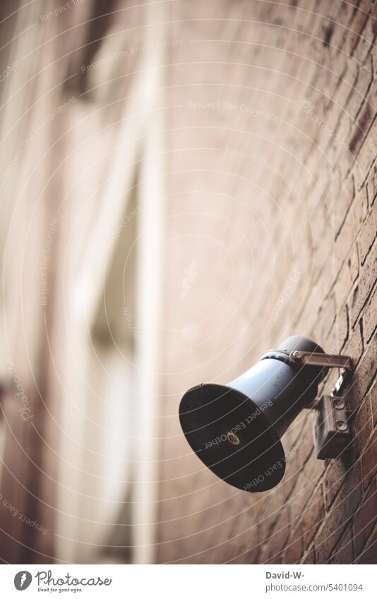 Megaphon an der Wand - Alarm Durchsage aufruf Ansage Information Mitteilung Lautsprecher Hauswand Aufmerksamkeit laut volumen Musik