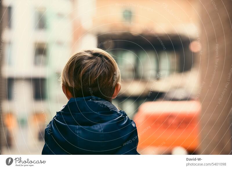 Kind in Gedanken - anonym und Rückansicht denken Hinterkopf nachdenklich Neugier Denken Junge Kindheit beobachten