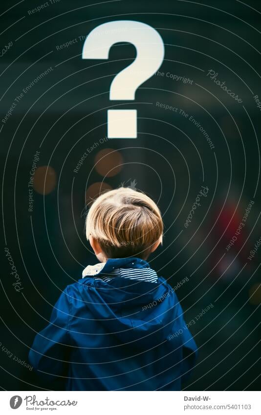 Kind stellt sich eine Frage Fragezeichen nachdenklich ratlos fragend Ratlosigkeit Irritation wieso ? anonym Rückansicht Junge Verwirrung